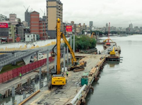 Featured image related to 85-foot pile driver collapses at Florida construction site, traps 2 workers